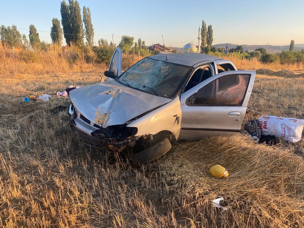 YOZGAT’TA KONTROLDEN ÇIKAN OTOMOBİL TARLAYA DEVRİLDİ: 2 YARALI