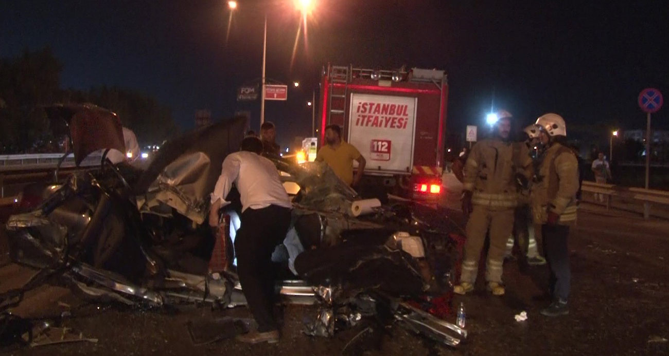 PENDİK’TE OTOMOBİL YOLDA DURAN TIRA ÇARPTI: 2 YARALI