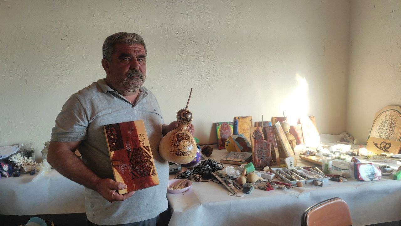 KÖY MUHTARI BOŞ ZAMANINI SANAT ESERİ ÜRETEREK GEÇİRİYOR