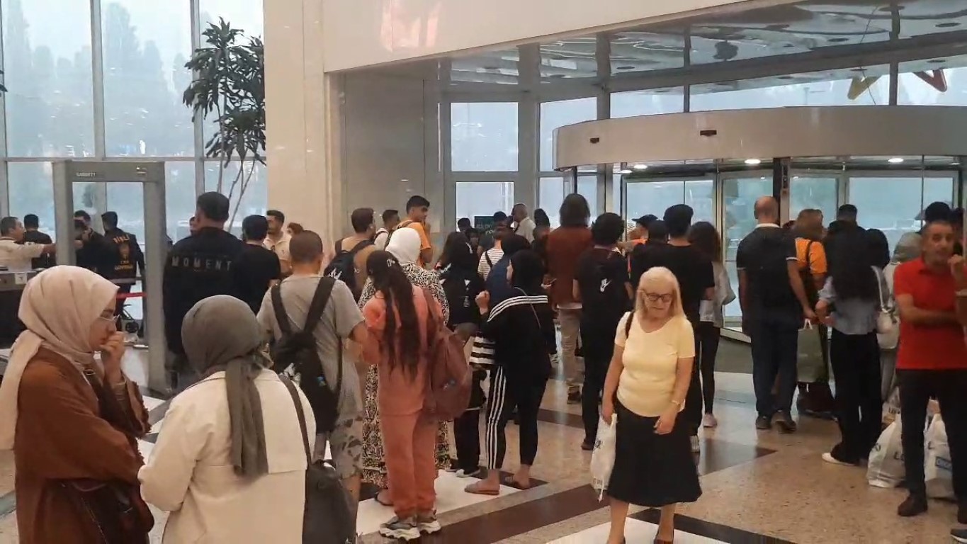 AŞIRI YAĞIŞ NEDENİYLE MÜŞTERİLER CEVAHİR ALIŞVERİŞ MERKEZİ’NDE MAHSUR KALDI