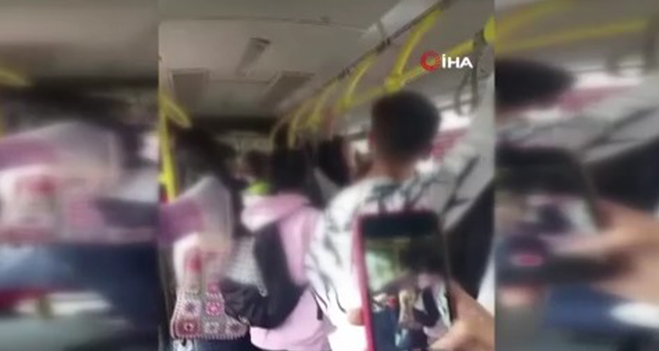 OTOBÜSTE KAVGA EDEN ÖĞRENCİLERİ ŞOFÖR AYIRDI...O ANLAR KAMERADA