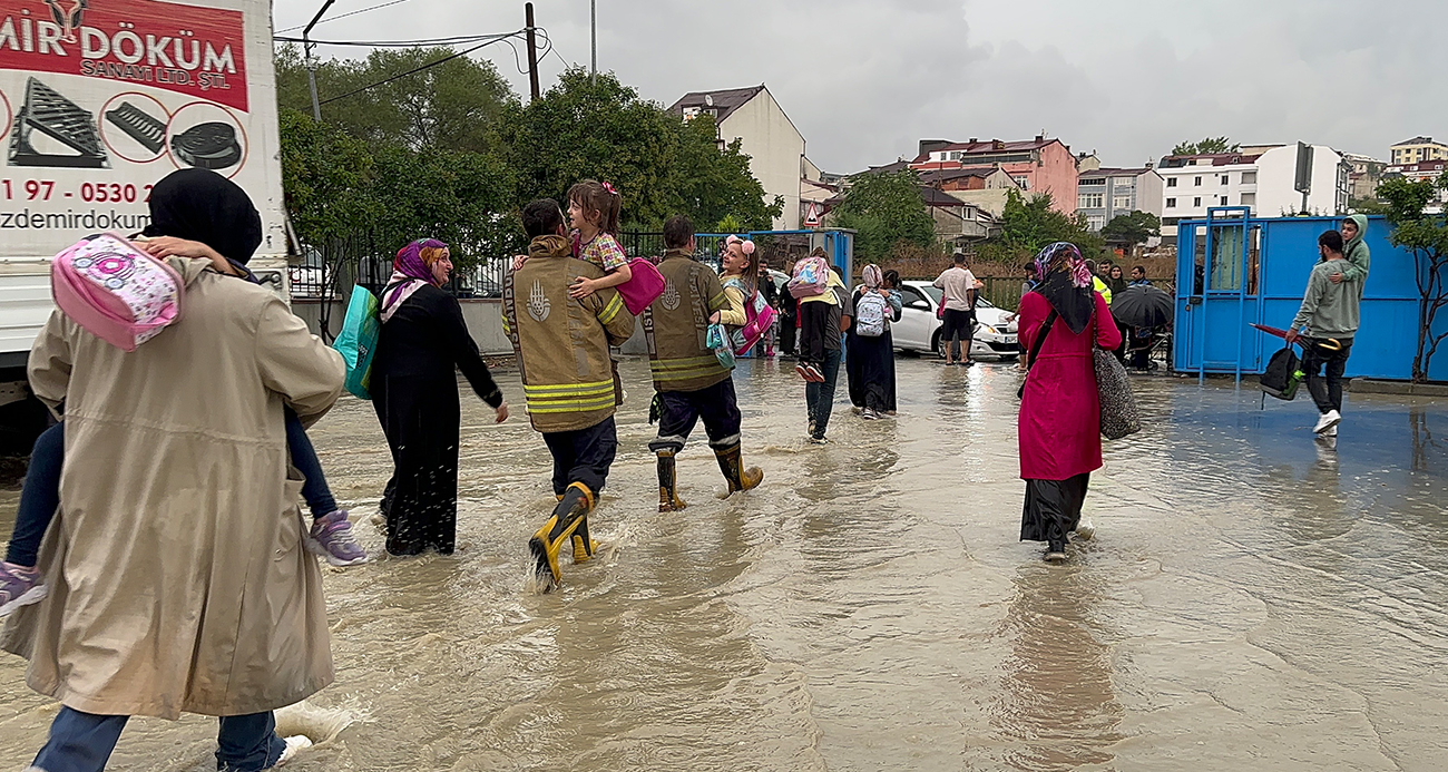 OKULDA MAHSUR KALAN MİNİKLERİ İTFAİYE KURTARDI, O ANLAR KAMERADA