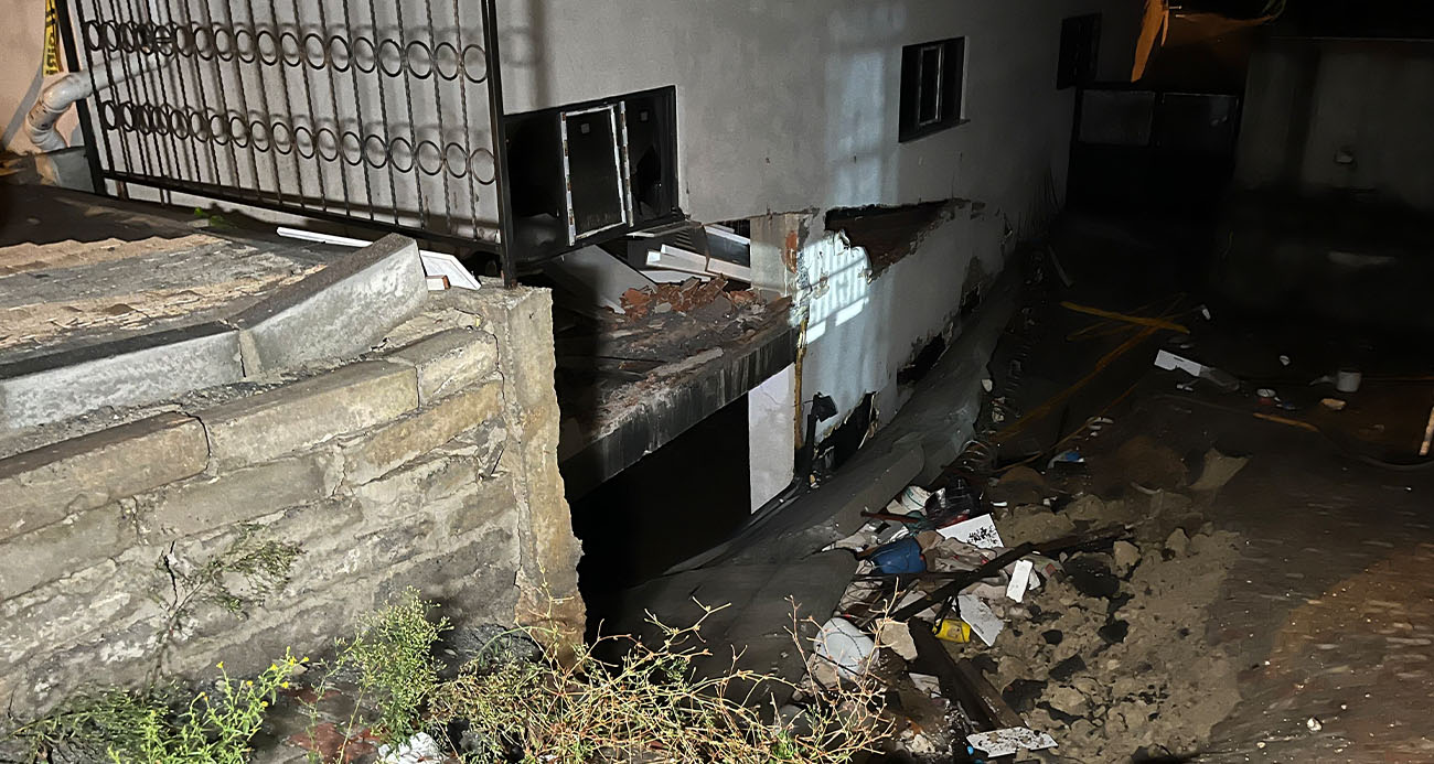 ARNAVUTKÖY’DE SAĞANAK NEDENİYLE BİR BİNANIN İSTİNAT DUVARI YIKILDI