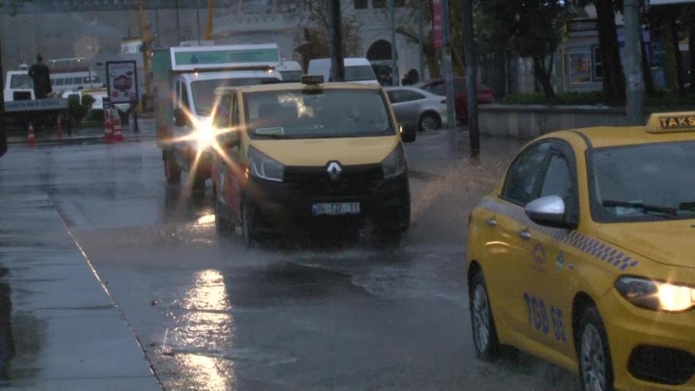 İSTANBUL ANADOLU YAKASI’NDA SAĞANAK YAĞIŞ BAŞLADI