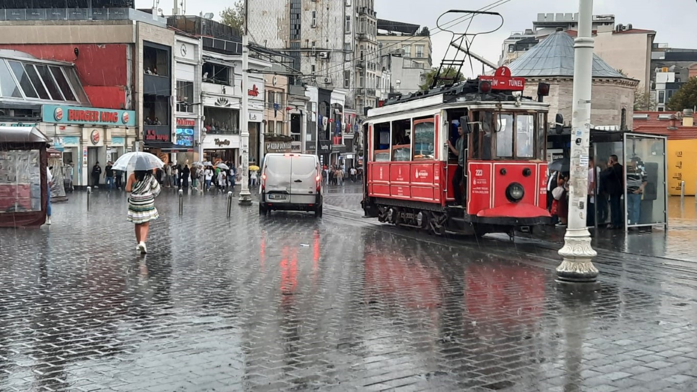 TAKSİM’DE YAĞMUR ETKİLİ OLDU: BEYOĞLU’NUN ARA SOKAKLARINDA ORTAYA ŞELALEYİ ANDIRAN GÖRÜNTÜLER ÇIKTI