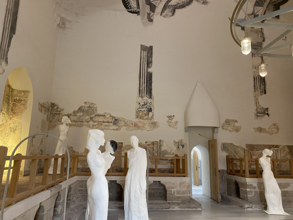 ZEYREK ÇİNİLİ HAMAM RESTORASYONUN ARDINDAN ‘KALINTILARIN ŞİFASI’ SERGİSİYLE ZİYARETÇİLERİNİ AĞIRLIYOR
