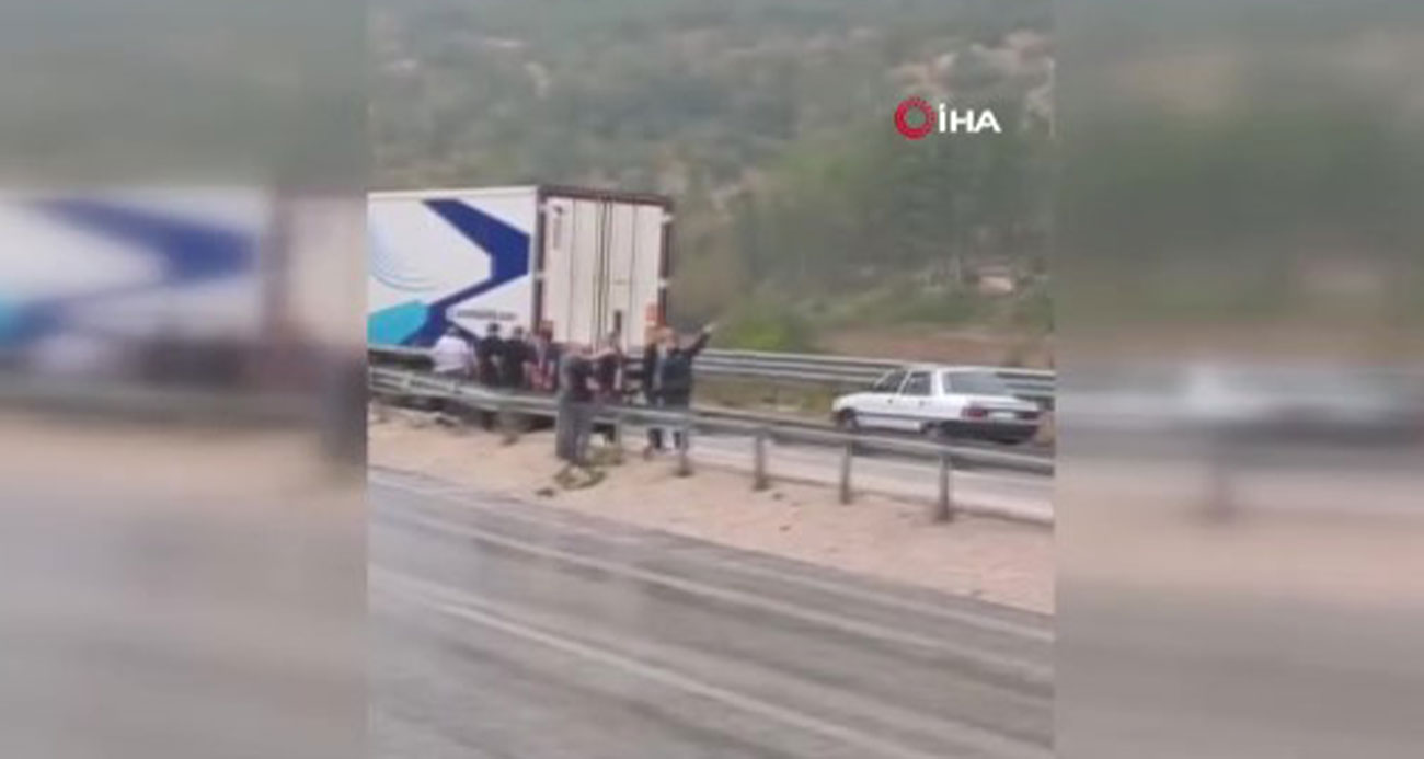 OTOMOBİL TIRA ÇARPTI: 3 ÖLÜ 