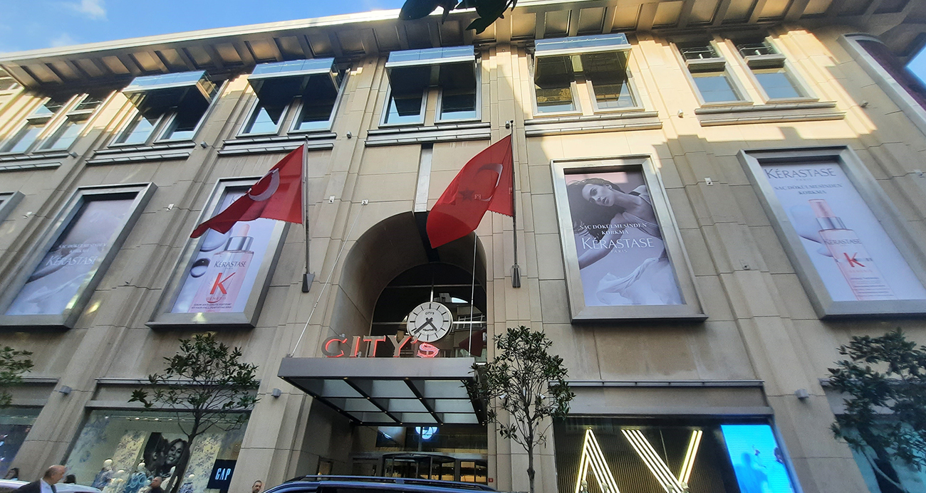 CİTY’S NİŞANTAŞI AVM’DE KORKU DOLU ANLAR: METRELERCE YÜKSEKLİKTEKİ BALKONDAN DÜŞTÜ