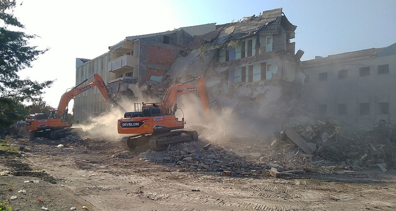 DEPREMDE AĞIR HASAR ALAN ERZİN DEVLET HASTANESİ’NİN YIKIMI BAŞLADI 