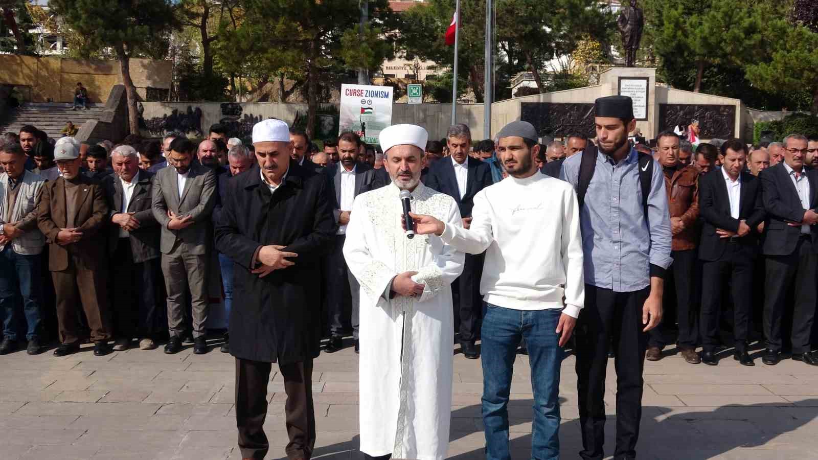 CUMHURİYET MEYDANINDA FİLİSTİN İÇİN GIYABİ CENAZE NAMAZI