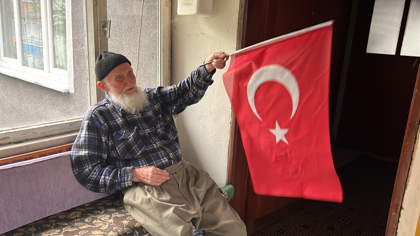 100 YAŞINDAKİ RECEP DEDE, CUMHURİYET’LE AYNI YAŞTA OLMANIN MUTLULUĞUNU YAŞIYOR