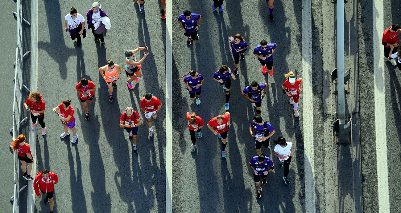 İSTANBUL MARATONU’NDA HALK KOŞUSU RENKLİ GÖRÜNTÜLERE SAHNE OLDU 