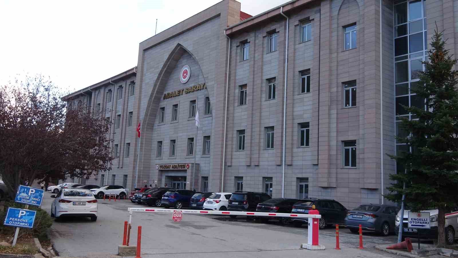 BOŞANACAĞI KARISINI ÖLDÜREN KOCANIN YARGILANMASINA BAŞLANDI