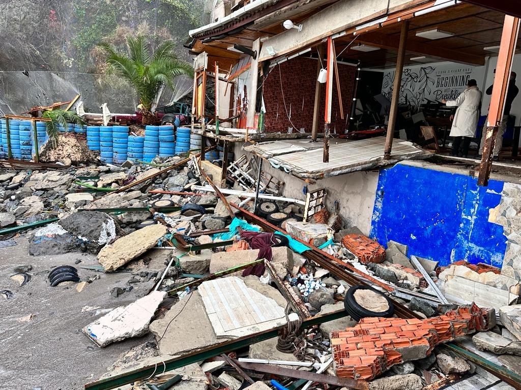 DALGALARIN VURDUĞU SARIYER GARİPÇE’DEKİ SON DURUM HAVADAN GÖRÜNTÜLENDİ