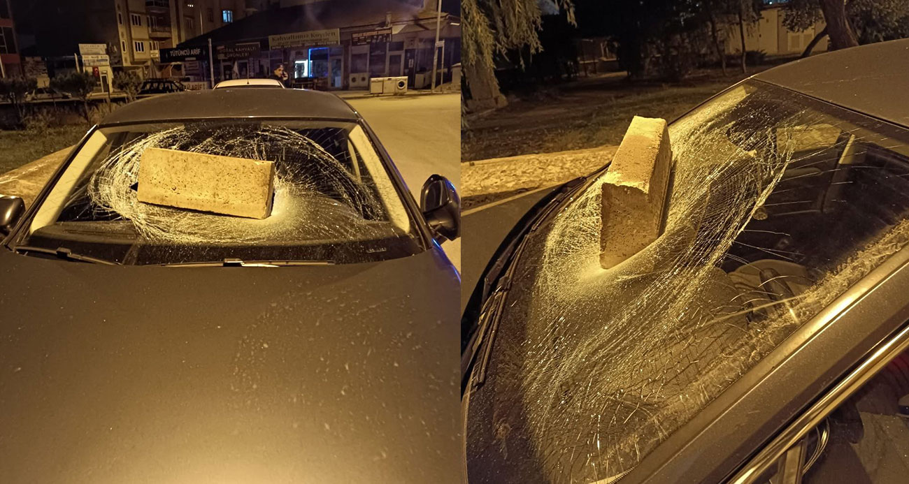 SİVAS’TA BİR GARİP OLAY, KALDIRIM TAŞINI OTOMOBİLİN CAMINA SAPLADI