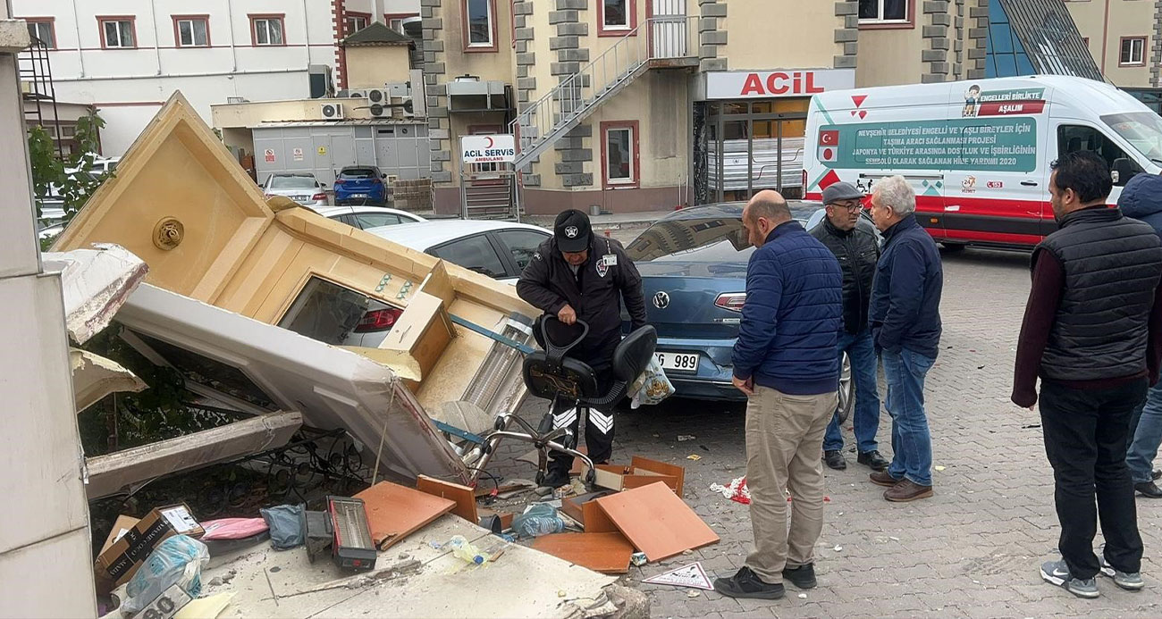 RAHATSIZLANAN SÜRÜCÜ ARACIYLA HASTANEYE DALDI