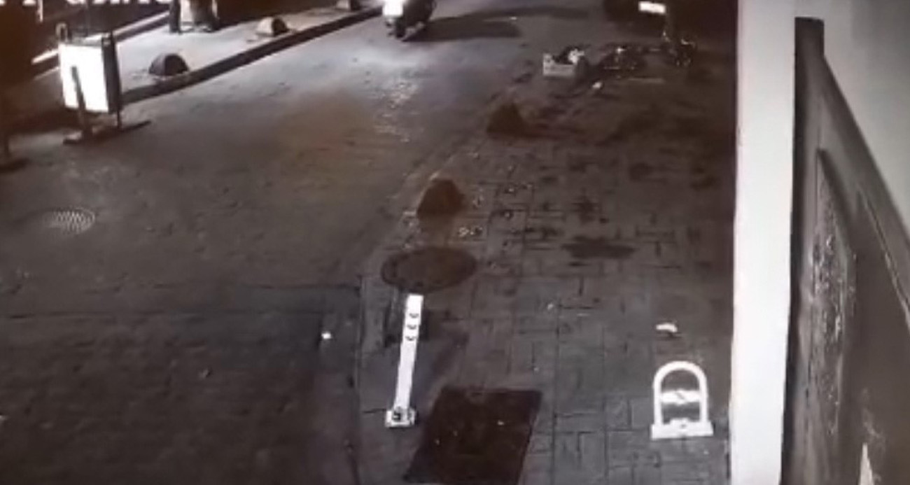 İSTANBUL’DA TEKEL BAYİ SAHİBİNE SİLAHLI SALDIRI KAMERADA: DIŞARIDAN ATEŞ AÇIP KAÇTI