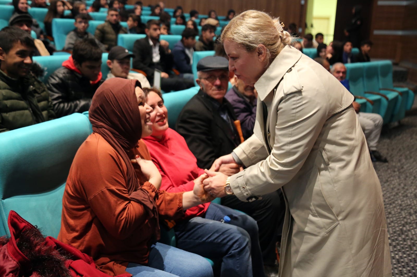 VALİNİN EŞİ ARZU ÖZKAN DA GÖNÜLLERE DOKUNUYOR