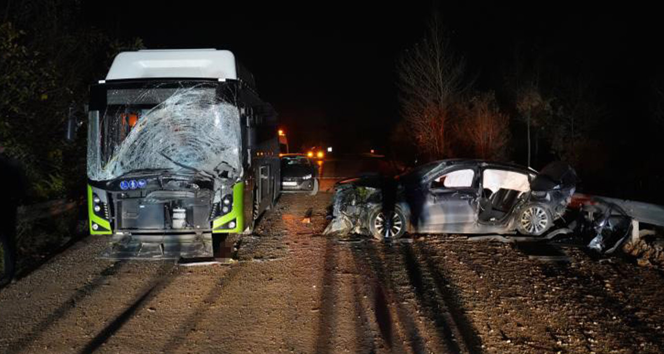 BELEDİYE OTOBÜSÜYLE KAFA KAFAYA ÇARPIŞAN OTOMOBİL HURDAYA DÖNDÜ
