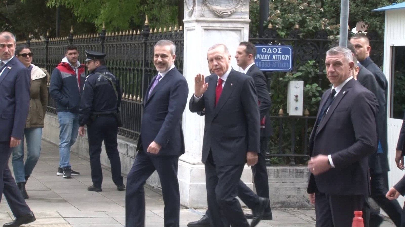 CUMHURBAŞKANI ERDOĞAN YUNAN GAZETECİNİN “HOŞ GELDİNİZ” SÖZLERİNİ YANITSIZ BIRAKMADI 