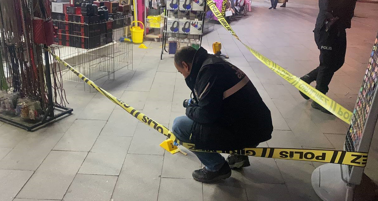 HUSUMETLİ OLDUĞU ŞAHSI GÖRÜNCE PEŞ PEŞE TETİĞE BASTI: 2 YARALI