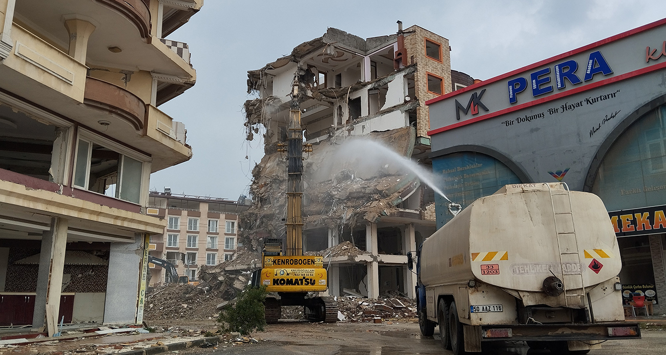 HATAY’DA AĞIR HASARLI BİNALARIN YIKIMI 19 MAHALLEDE SÜRÜYOR