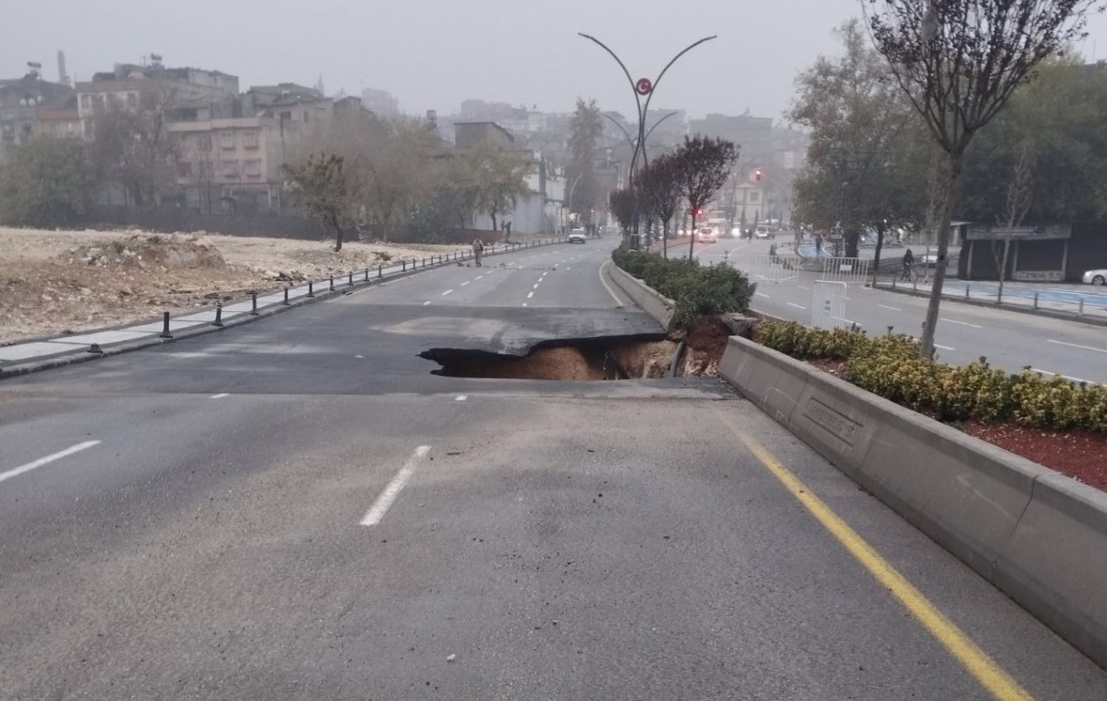 GAZİANTEP’TE SAĞANAK YAĞIŞ NEDENİYLE YOL ÇÖKTÜ