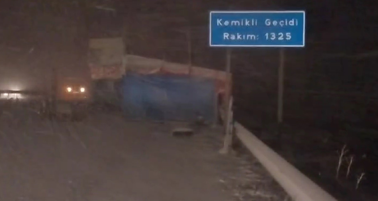 KARADENİZ’İ İSTANBUL’A BAĞLAYAN YOLDA KAR YAĞIŞI ETKİLİ OLUYOR
