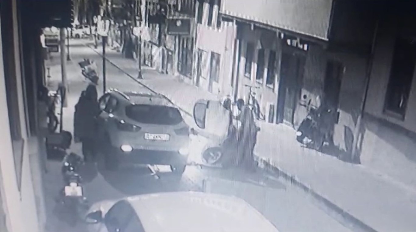 KALDIRIMDAN İNMEYE ÇALIŞIRKEN FİZİK KURALLARINI UNUTTU, TEPETAKLAK OLDU 