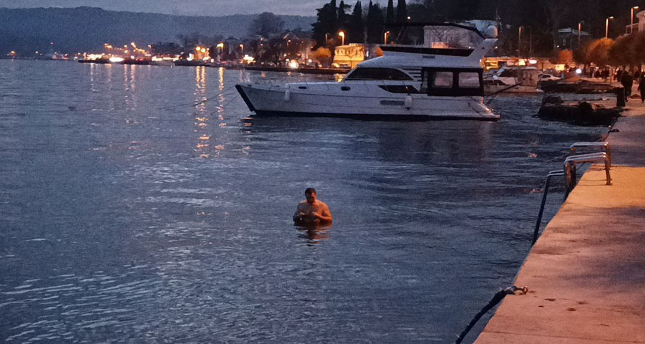 SARIYER’DE YILIN SON GÜNÜ DENİZE GİRİP, BUZ GİBİ SUYA DALDILAR