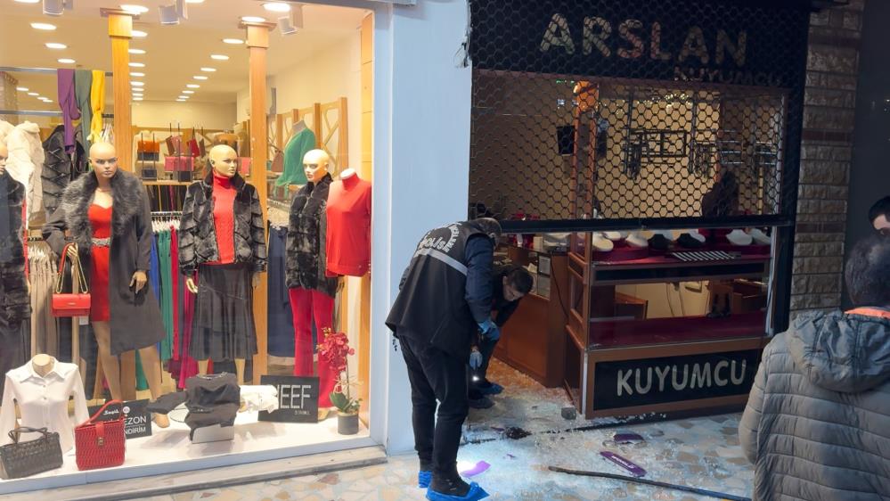 BURSA’DA KUYUMCU SOYGUNU: 500 BİN LİRA DEĞERİNDEKİ ALTINLARI ÇALDILAR 