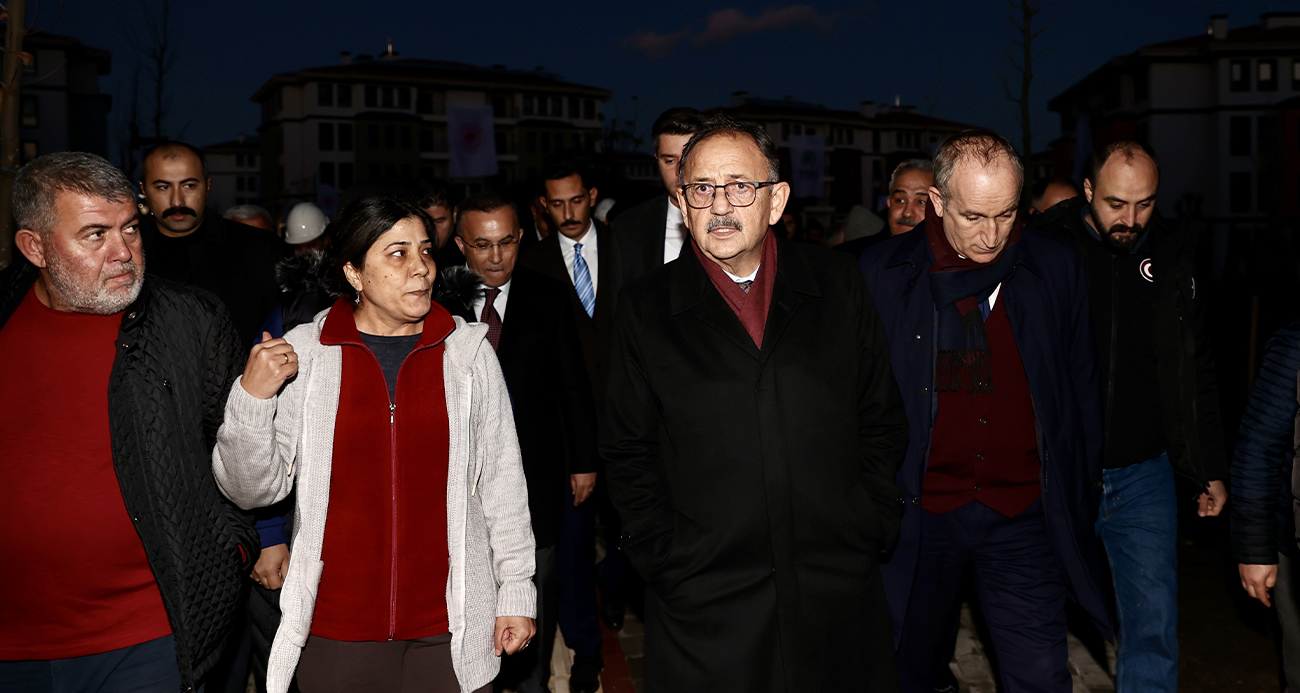 BAKAN ÖZHASEKİ “EŞİMİN, ÇOCUĞUMUN MEZARINA YAKIN OTURMAK İSTİYORUM” DİYEN DEPREMZEDELERİN İSTEĞİNİ GERİ ÇEVİRMEDİ