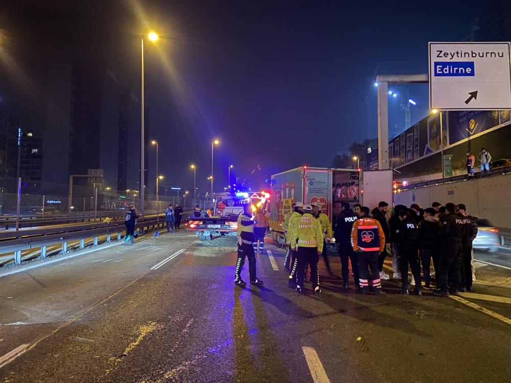 ZEYTİNBURNU E-5 KARAYOLU’NDA LÜKS OTOMOBİL YOL BAKIM ARACINA ÇARPTI: 5 YARALI 