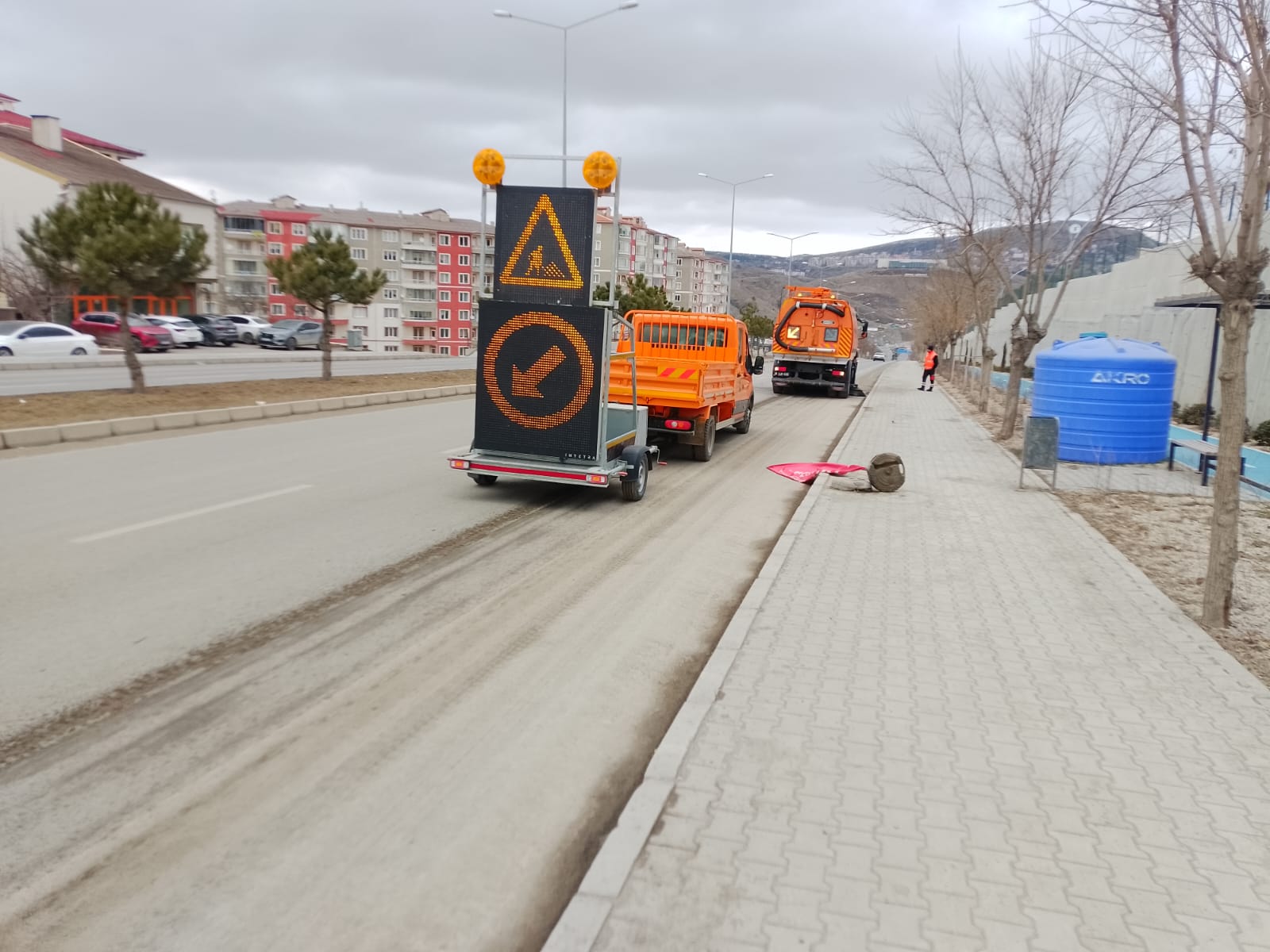 KARAYOLLARINDA TRAFİK LEVHA VE TABELA TEMİZLİĞİ