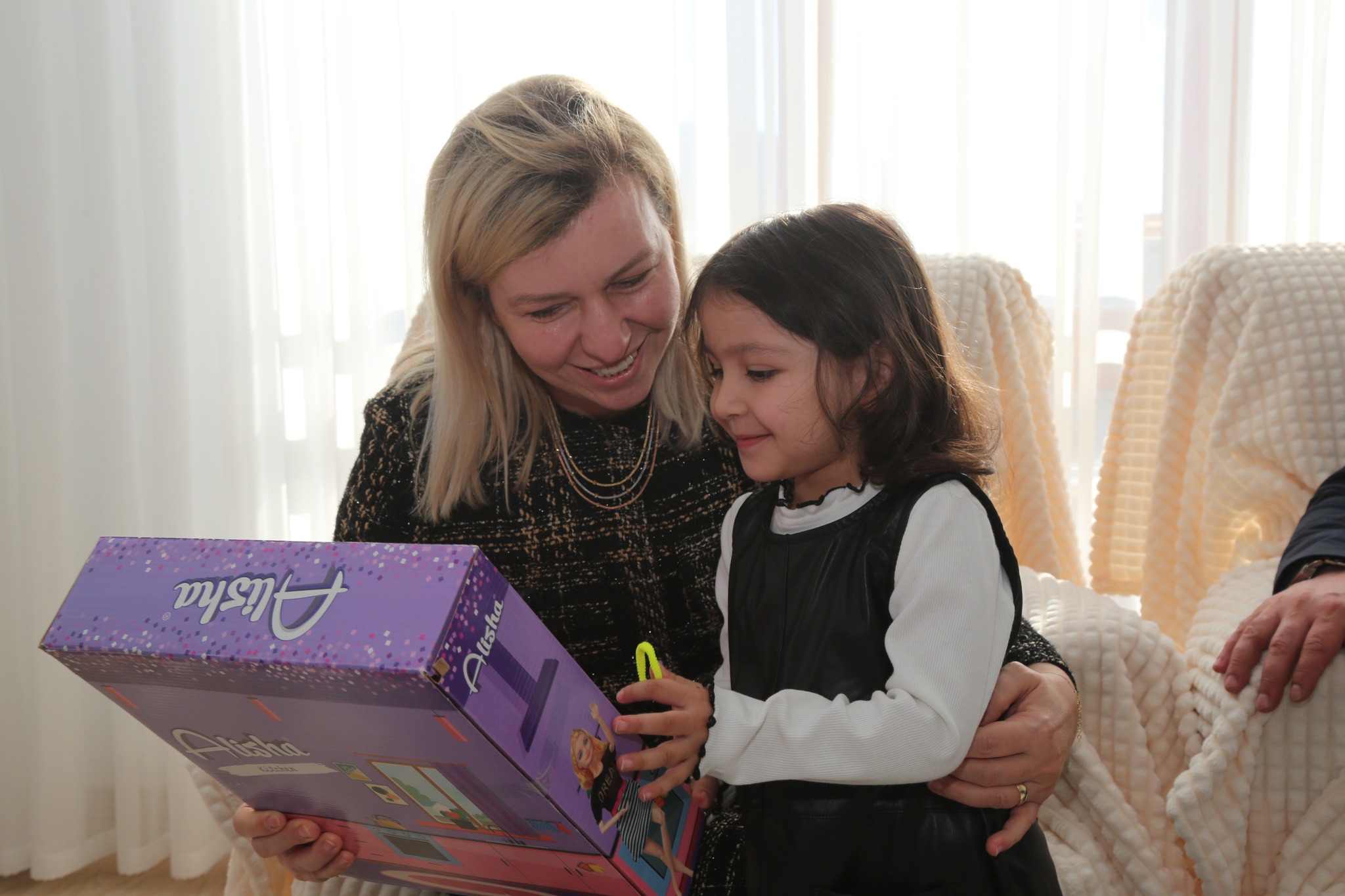 BAYAN ÖZKAN ŞEHİT AİLELERİYLE SICAK DİALOGLARINI SÜRDÜRÜYOR