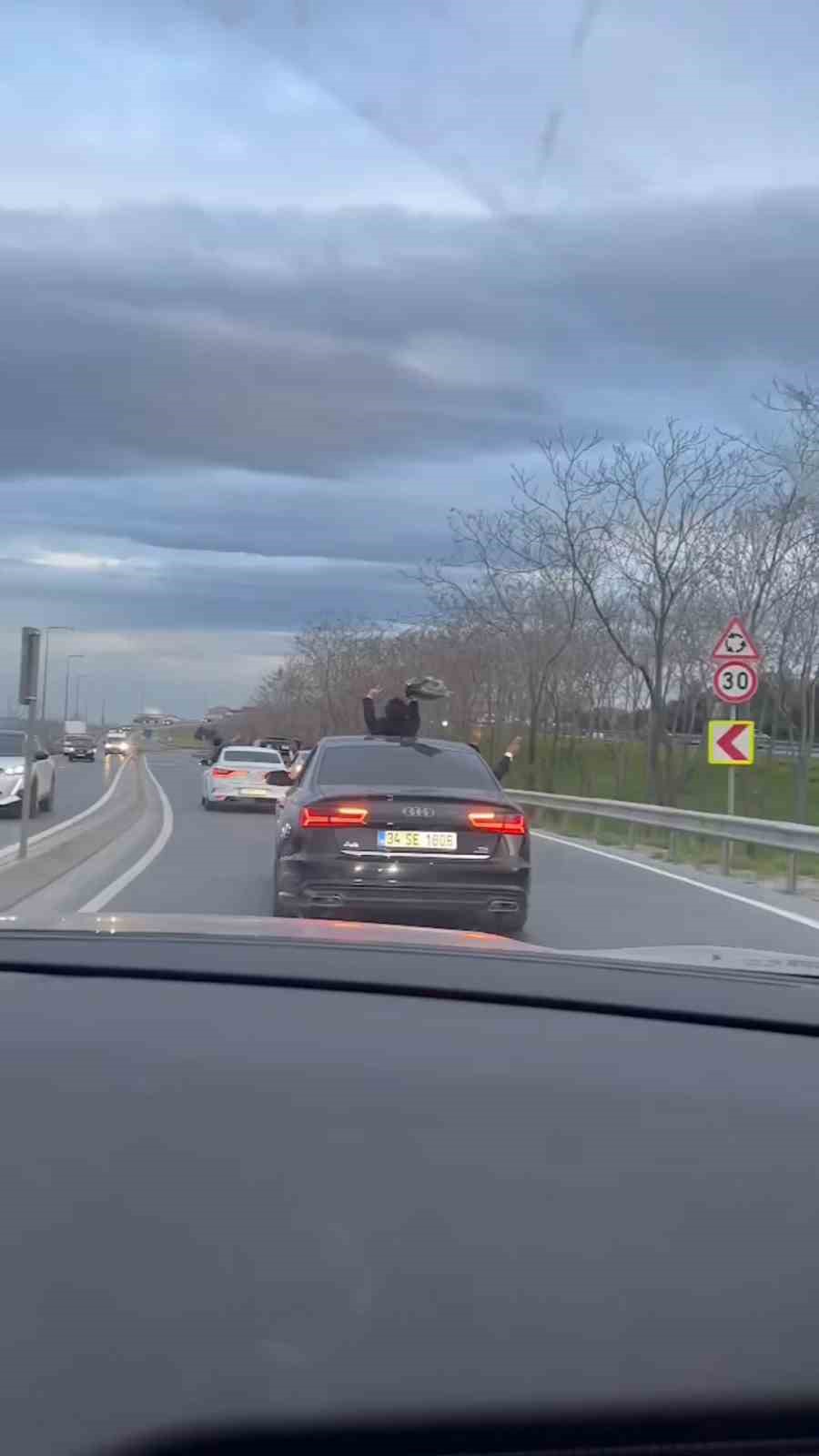 BAŞAKŞEHİR’DE TRAFİĞİ YAVAŞLATIP, MAKAS ATTILAR: DÜĞÜN KONVOYUNUN TRAFİĞİ TEHLİKEYE DÜŞÜRDÜĞÜ ANLAR KAMERADA