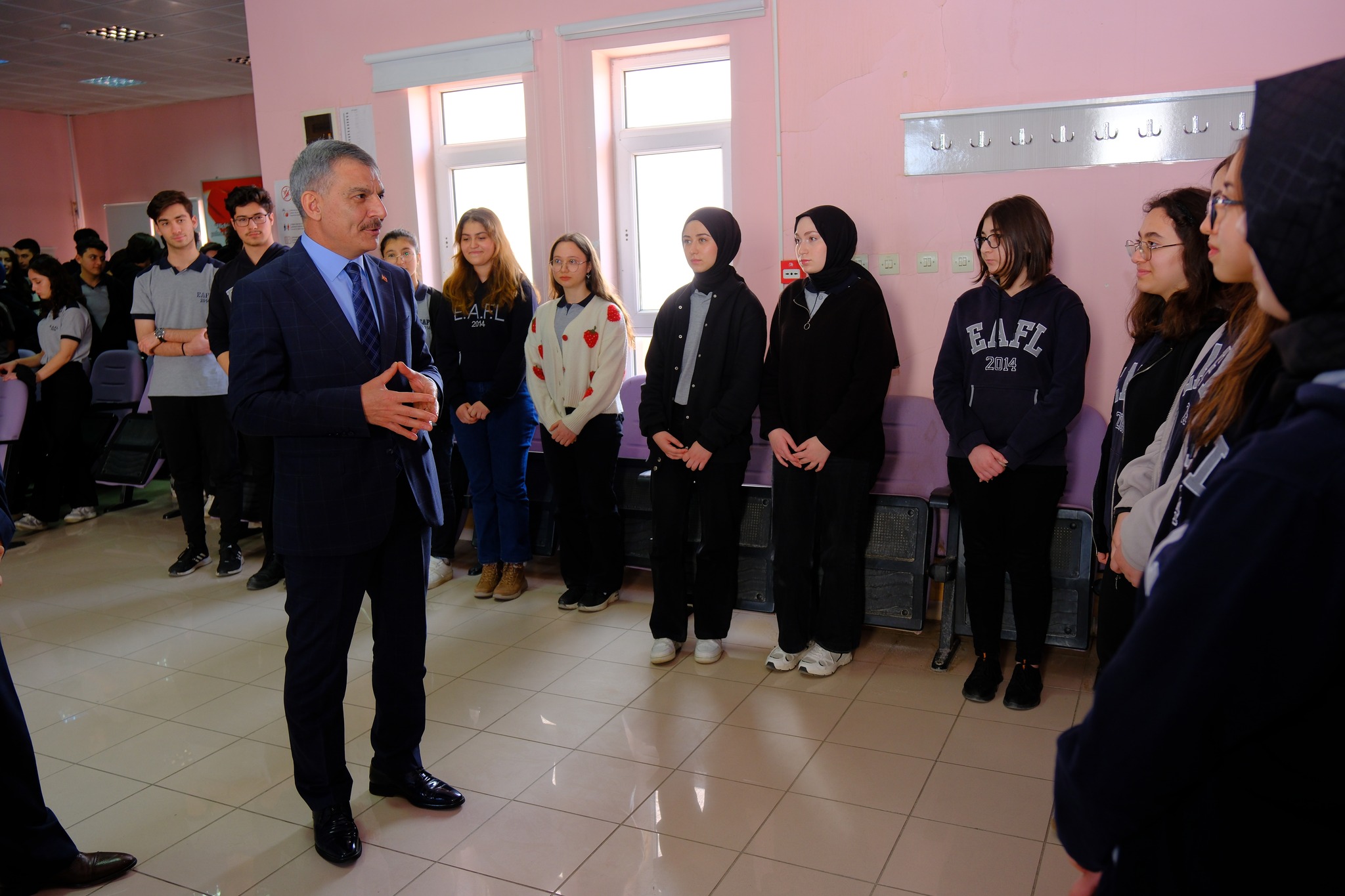 VALİ ÖZKAN, FEN LİSESİ ÖĞRENCİLERİYLE BULUŞTU