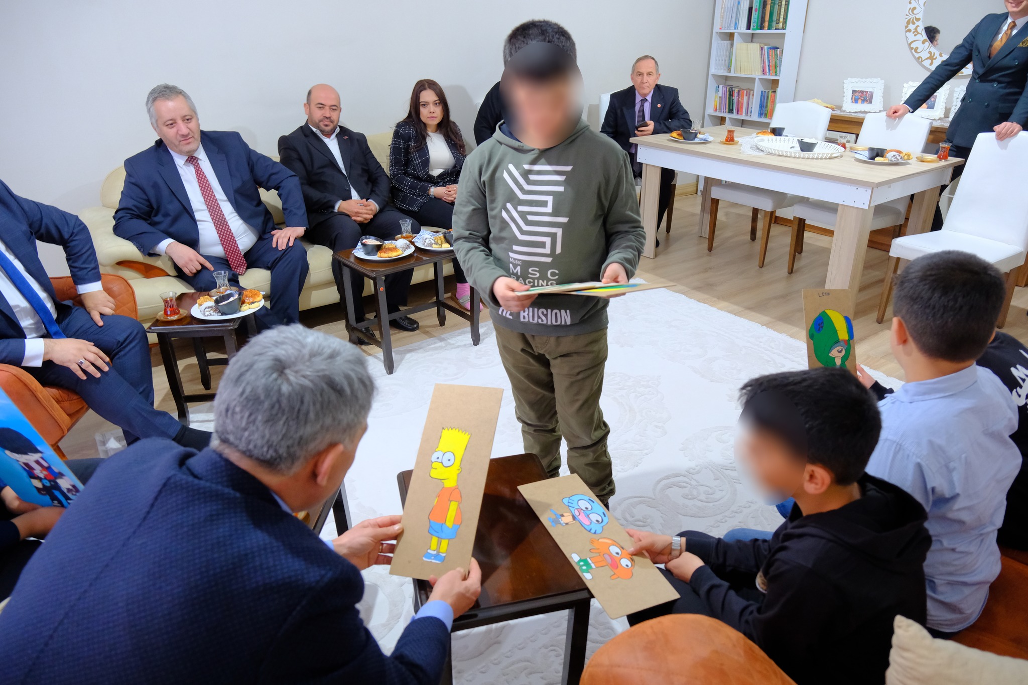 YOZGAT VALİSİ ÖZKAN’DAN ÇOCUK EVLERİNE HEDİYELİ ZİYARET