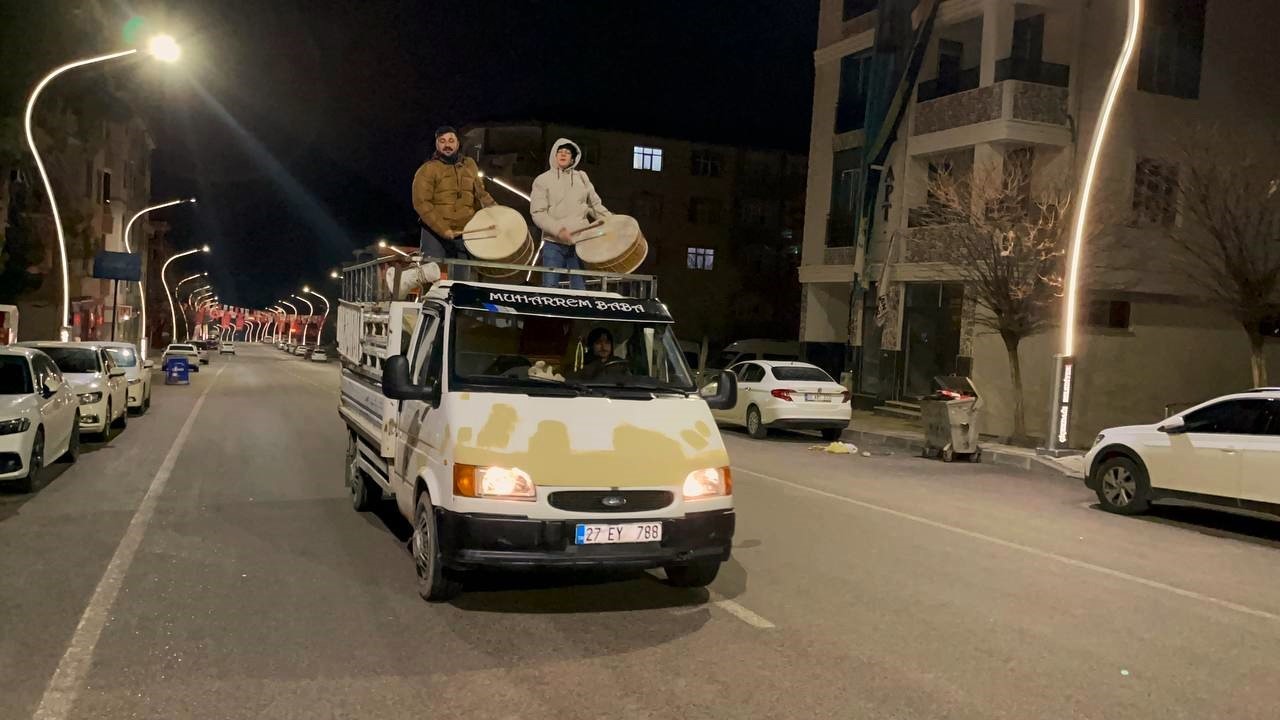 YERKÖY'DE RAMAZAN DAVULCULARININ KAMYONETLE SAHUR MESAİSİ