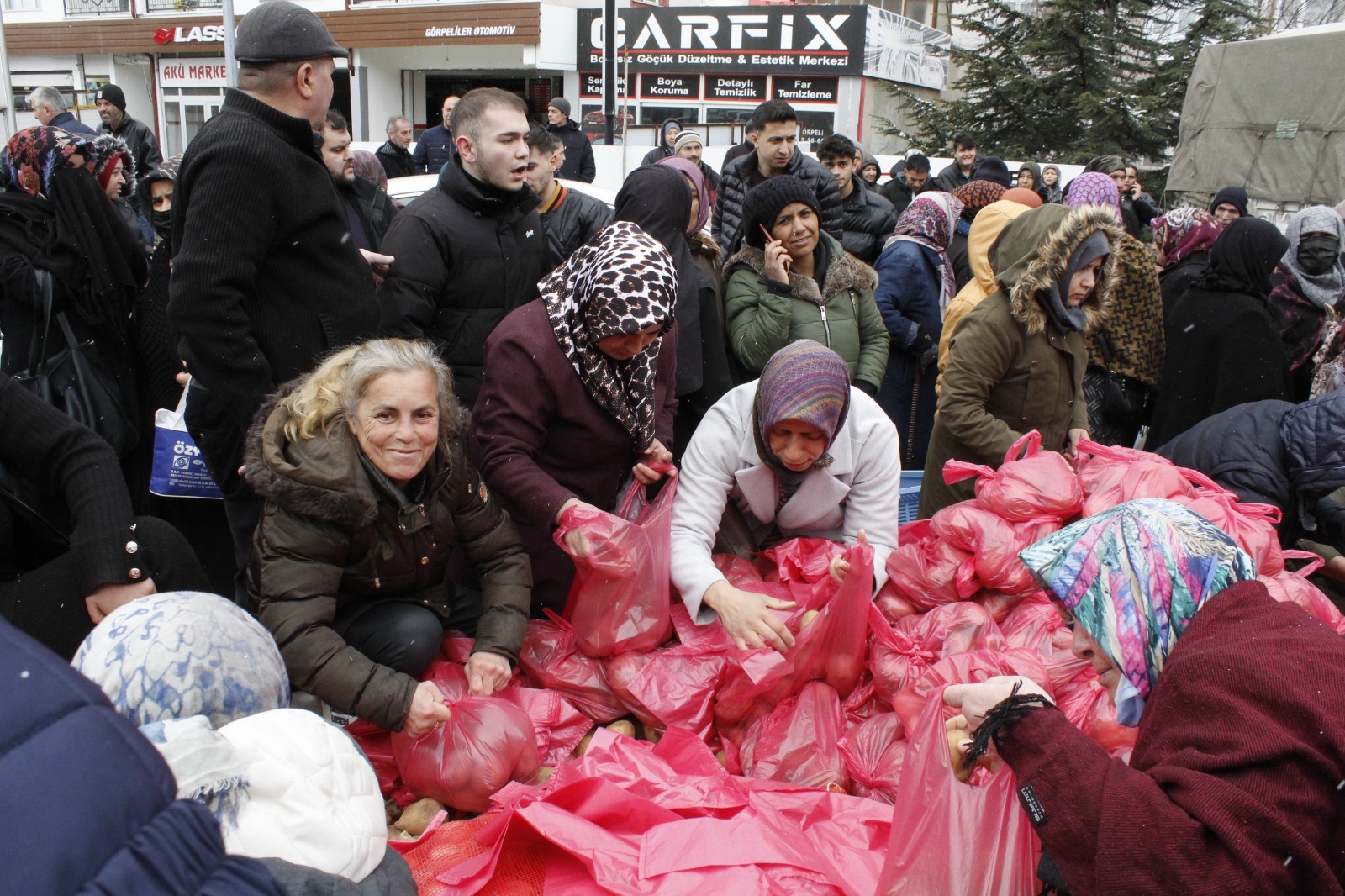 Yozgat�ta Ramazan ay� i�in da��t�m� yap�lan yiyecek yard�m� izdihama sebep oldu