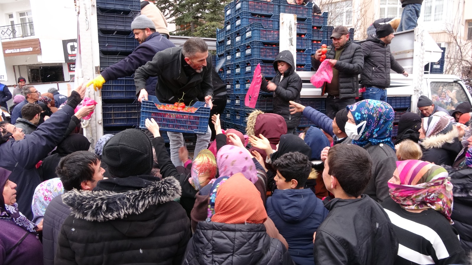 Yozgat�ta Ramazan ay� i�in da��t�m� yap�lan yiyecek yard�m� izdihama sebep oldu