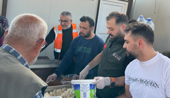 ECZACI ÇÖZÜM DERNEĞİNDEN DEPREM BÖLGESİNDE İFTAR ZİYAFETİ