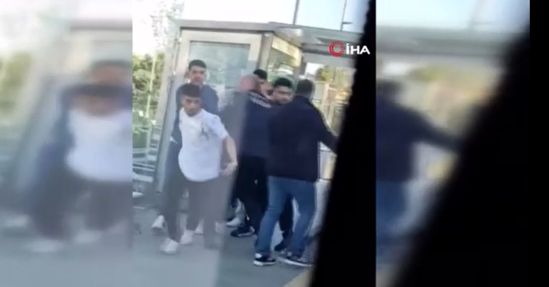 TRAMVAYDA İKİ GRUP GENÇ ARASINDA KAVGA KAMERADA
