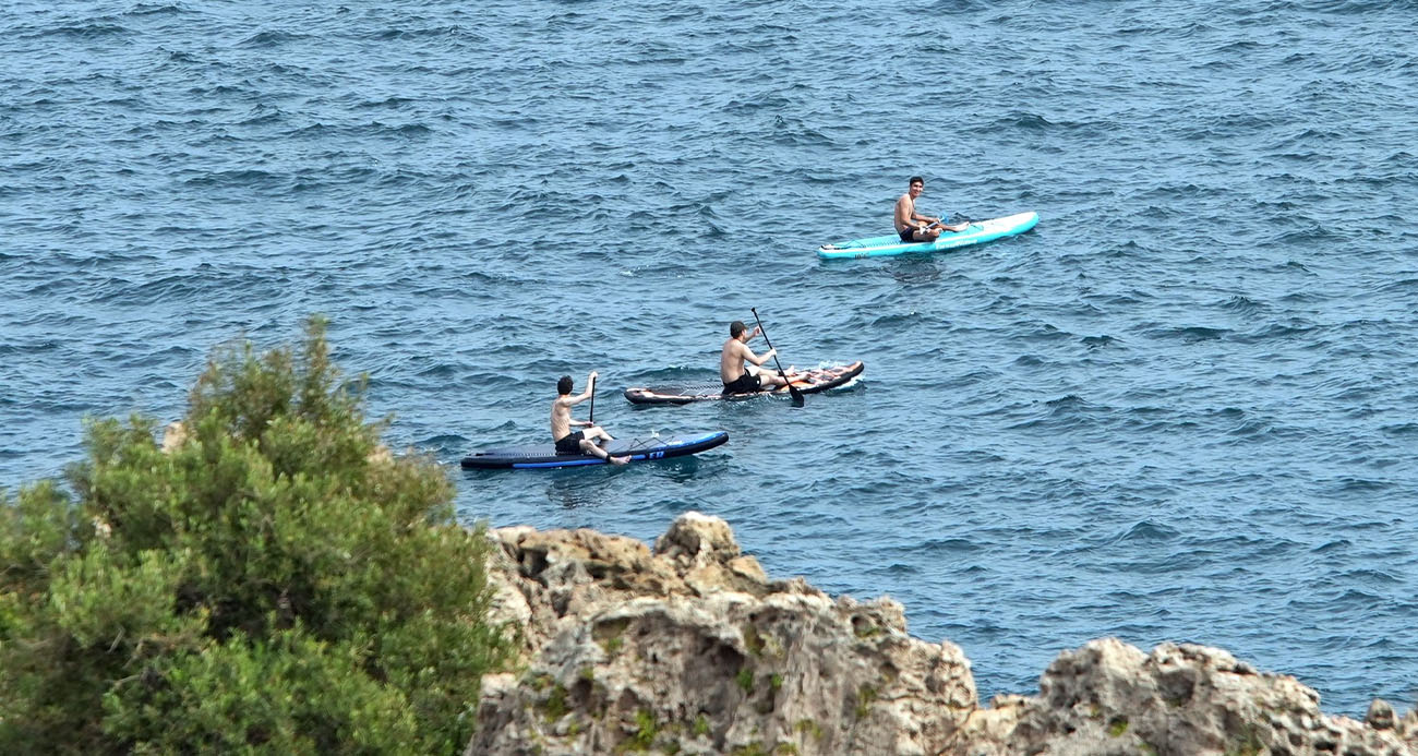 ANTALYA’DA ÇÖL TOZUNUN ETKİSİ AZALDI, SAHİLLER DOLDU 