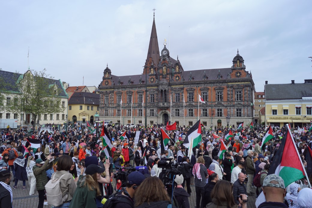 İSVEÇ’TE BİNLERCE KİŞİ İSRAİL’İN EUROVİSİON’DA YARIŞMASINI PROTESTO ETTİ