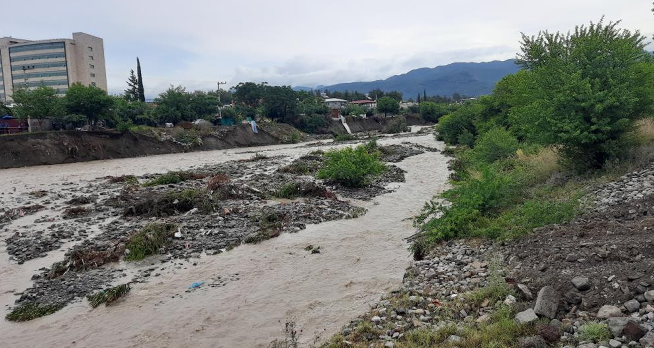 KUVVETLİ YAĞIŞIN ETKİLİ OLDUĞU HATAY’DA SEL YOLU İKİYE BÖLDÜ