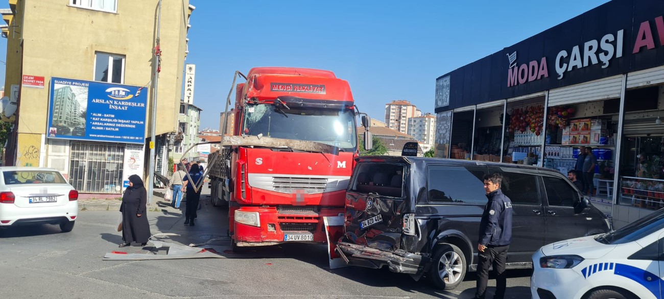 ATAŞEHİR’DE DİREKSİYON BAŞINDA KALP KRİZİ GEÇİREN ŞOFÖR ORTALIĞI BİRBİRİNE KATTI...O ANLAR KAMERADA