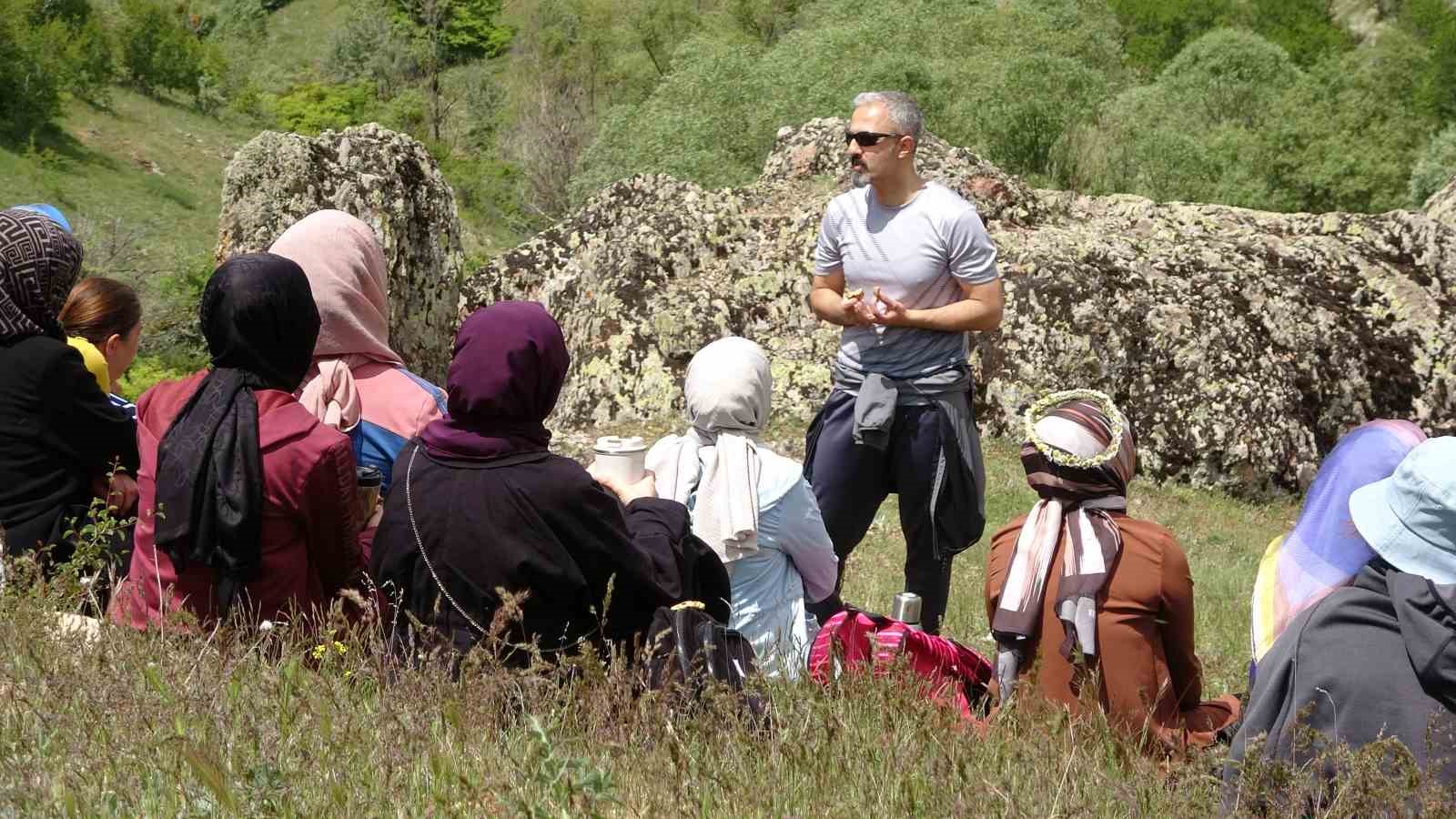 HEM GEZİYORLAR, HEM DE DOĞADA STRES ATIYORLAR