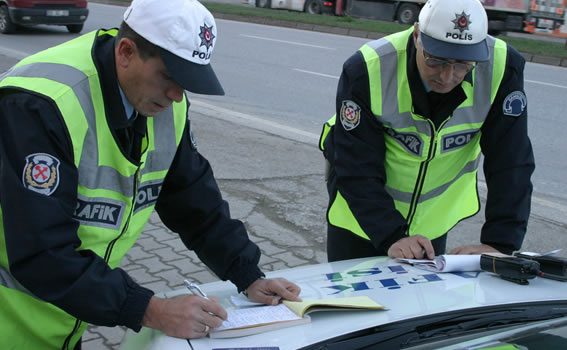 TRAFİK EKİPLERİ 15 GÜNDE 2045 ARACA CEZA YAĞDIRDI