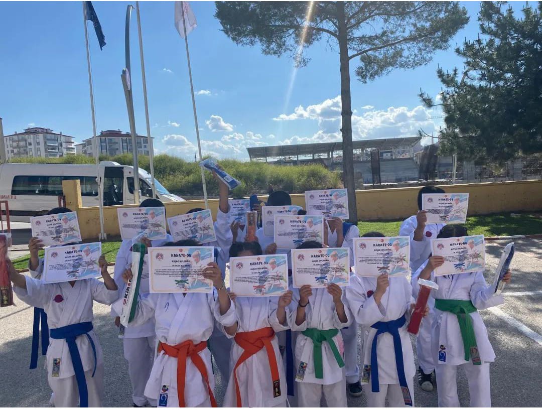ÇOCUK EVLERİNDEKİ ÇOCUKLAR KARATEDE ÖNEMLİ BAŞARILAR KAZANDILAR